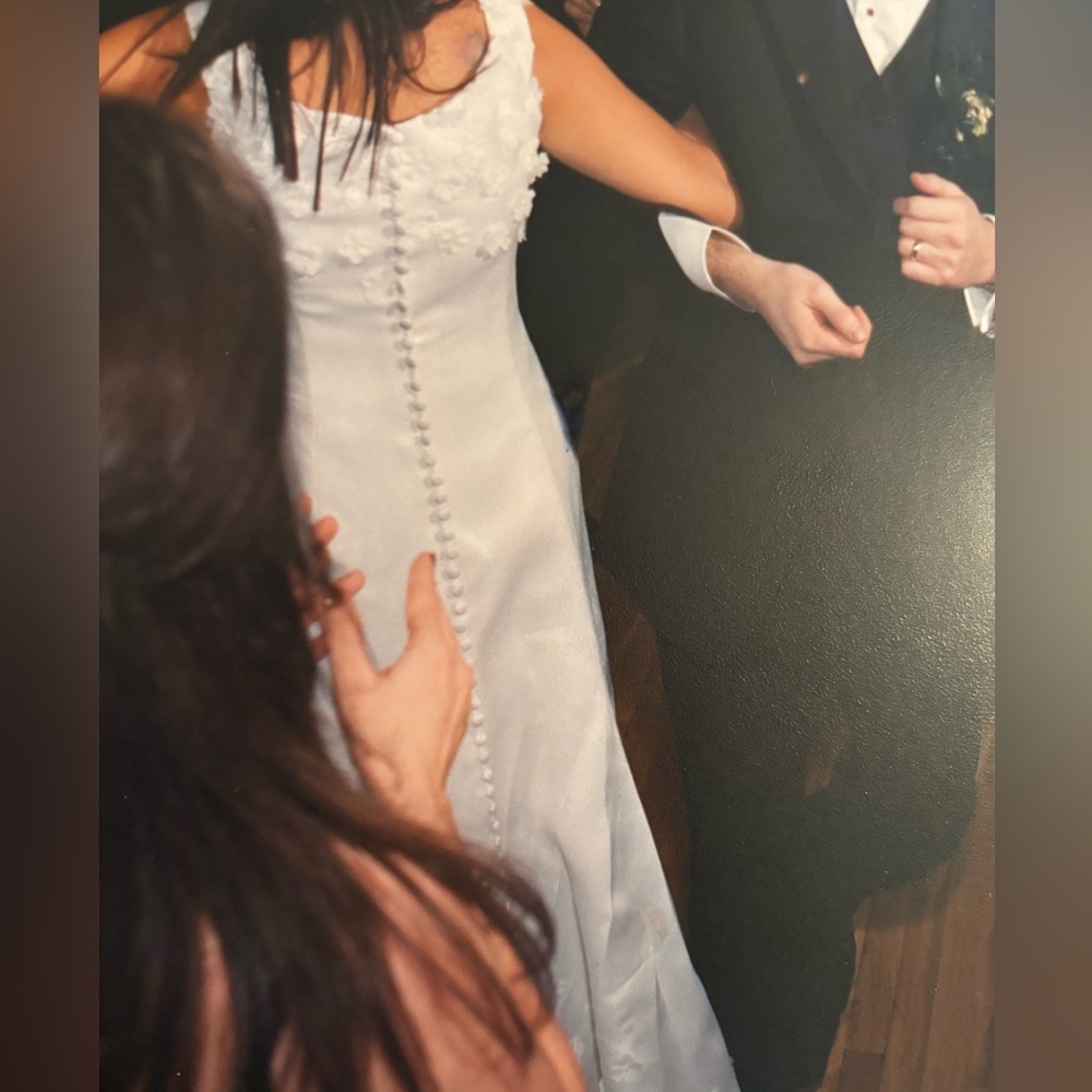 Vintage Vera Wang Wedding Gown - Picture 11 of 12